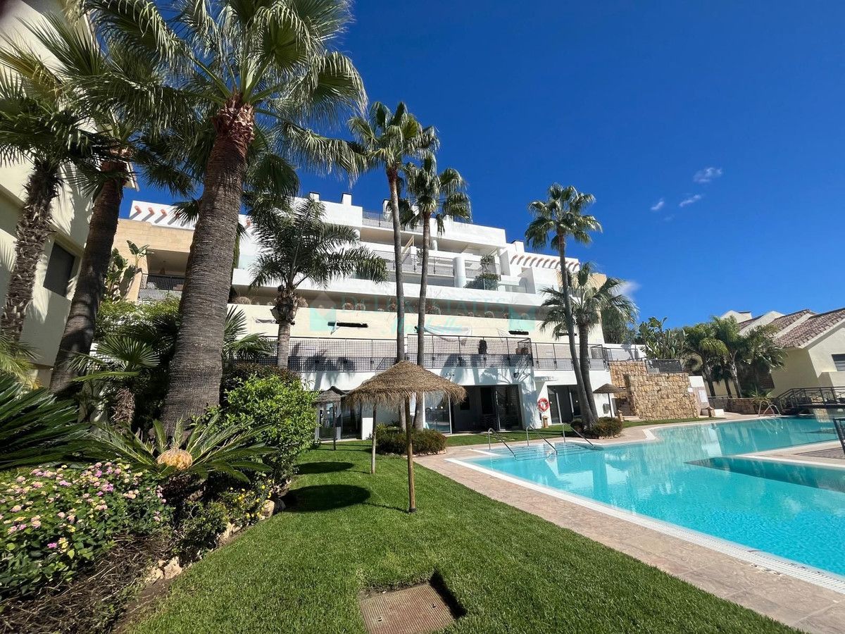 Apartamento en alquiler en Los Altos de los Monteros, Marbella Este