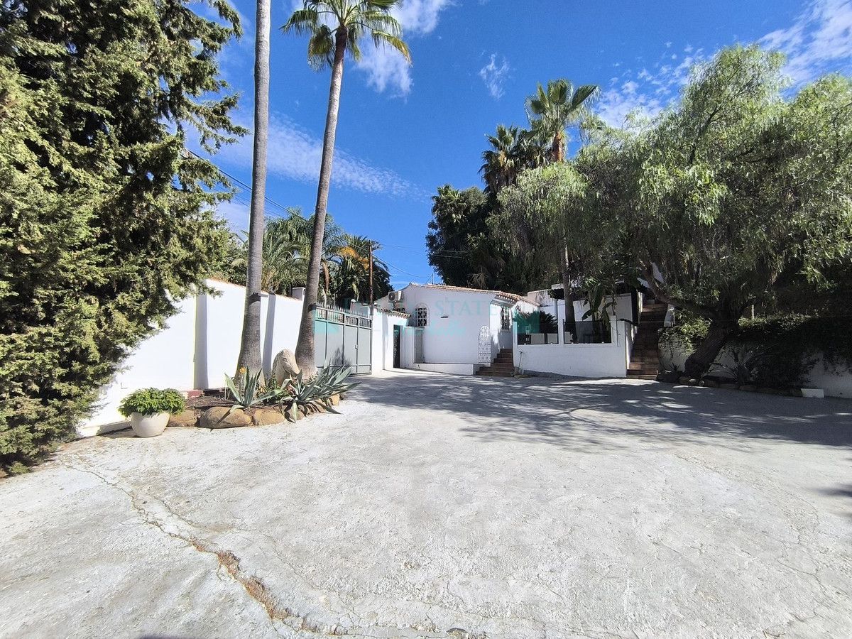 Villa for rent in Estepona