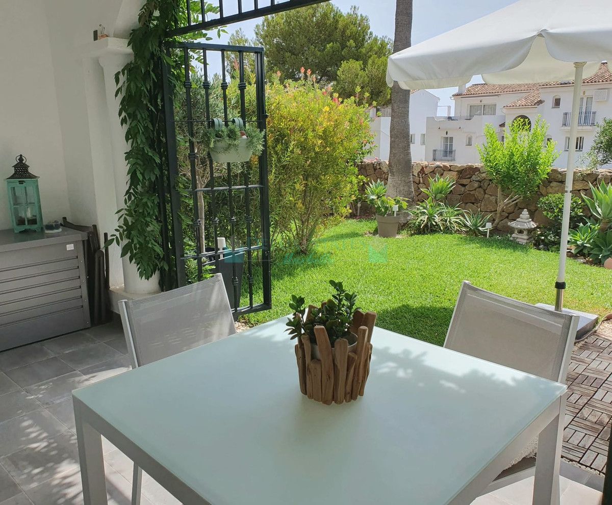 Villa Pareada en venta en El Paraiso, Estepona