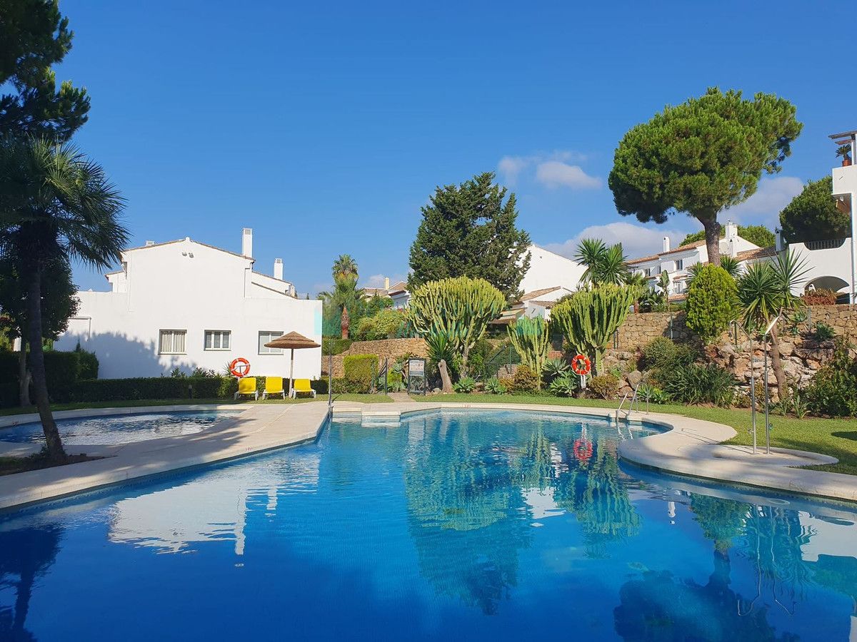 Villa Pareada en venta en El Paraiso, Estepona