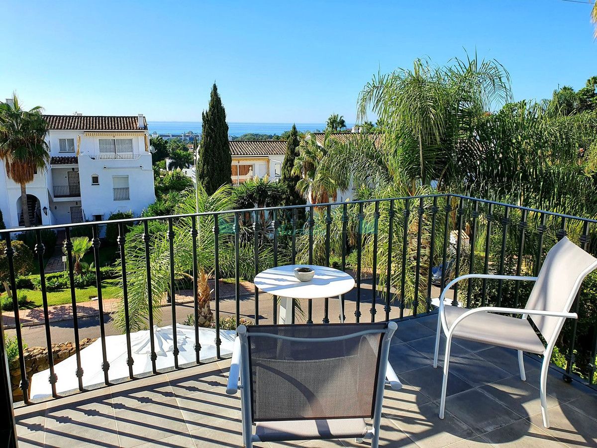 Villa Pareada en venta en El Paraiso, Estepona