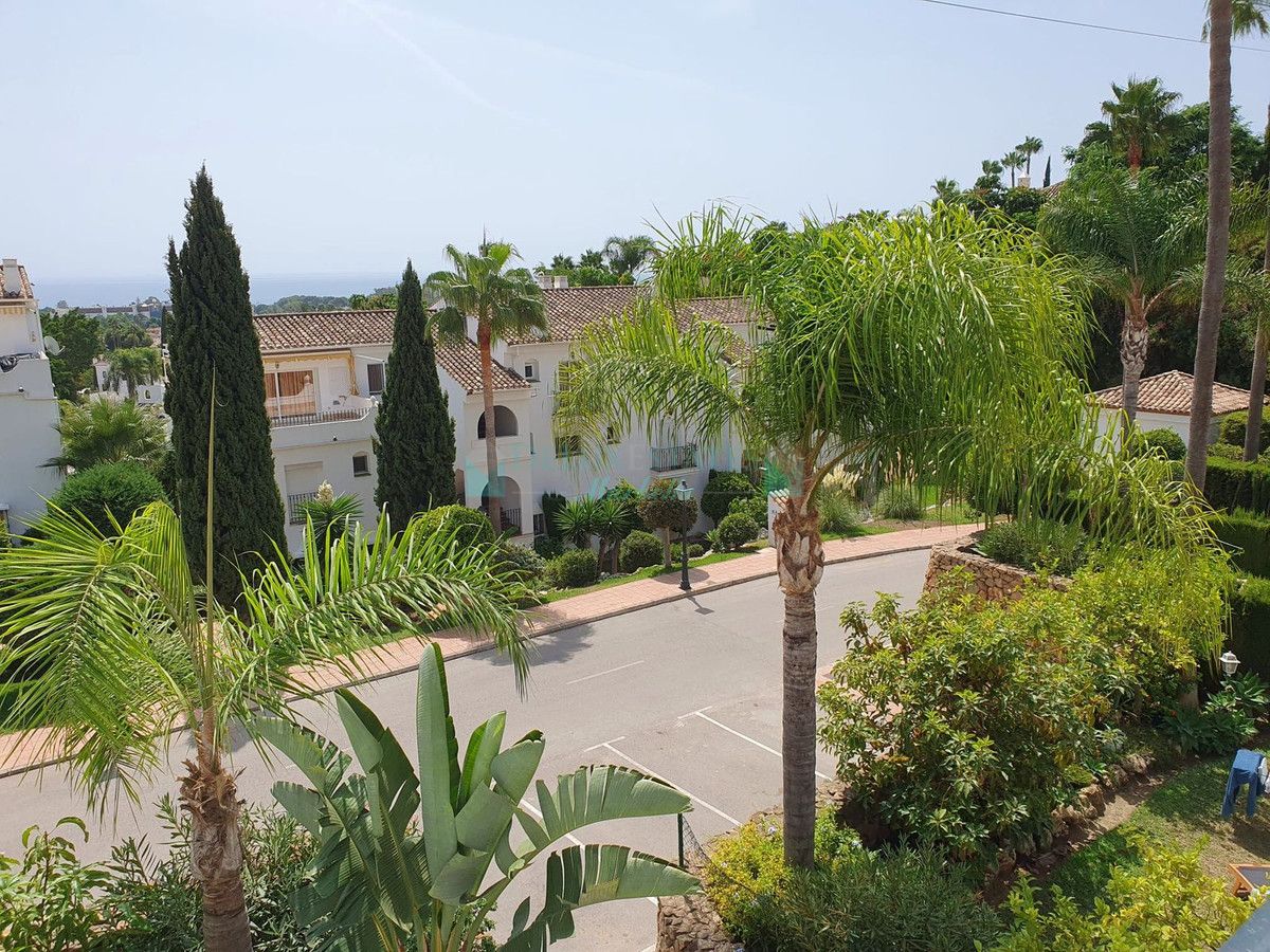 Villa Pareada en venta en El Paraiso, Estepona