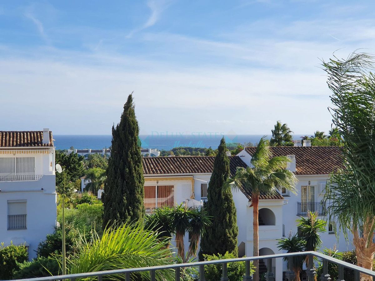 Villa Pareada en venta en El Paraiso, Estepona