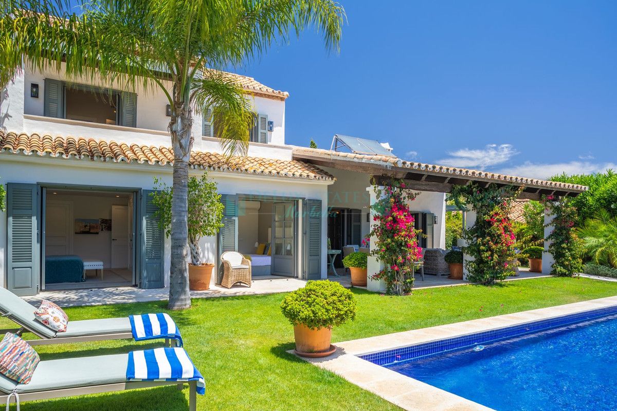 Villa for sale in El Paraiso, Estepona