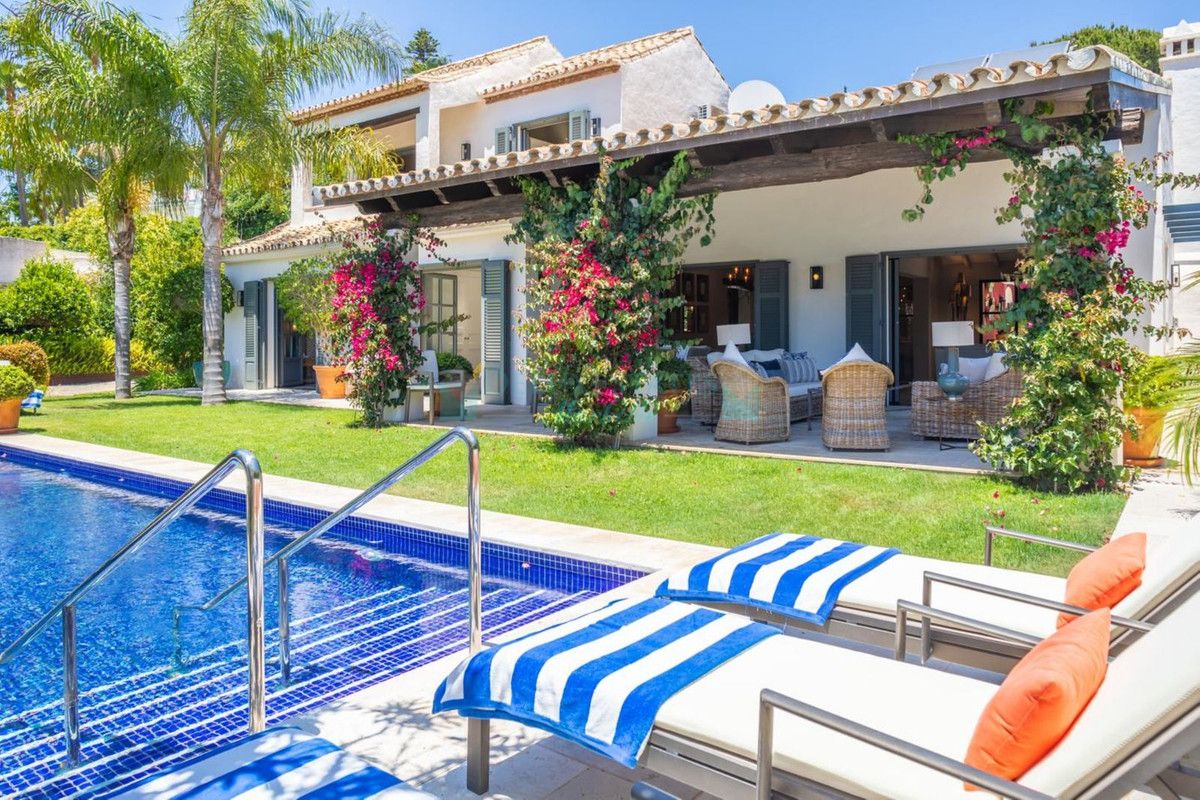 Villa for sale in El Paraiso, Estepona