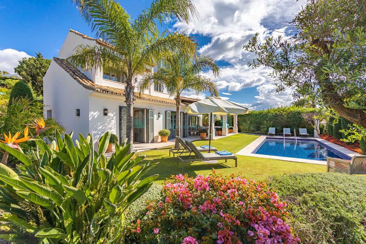 Villa for sale in El Paraiso, Estepona