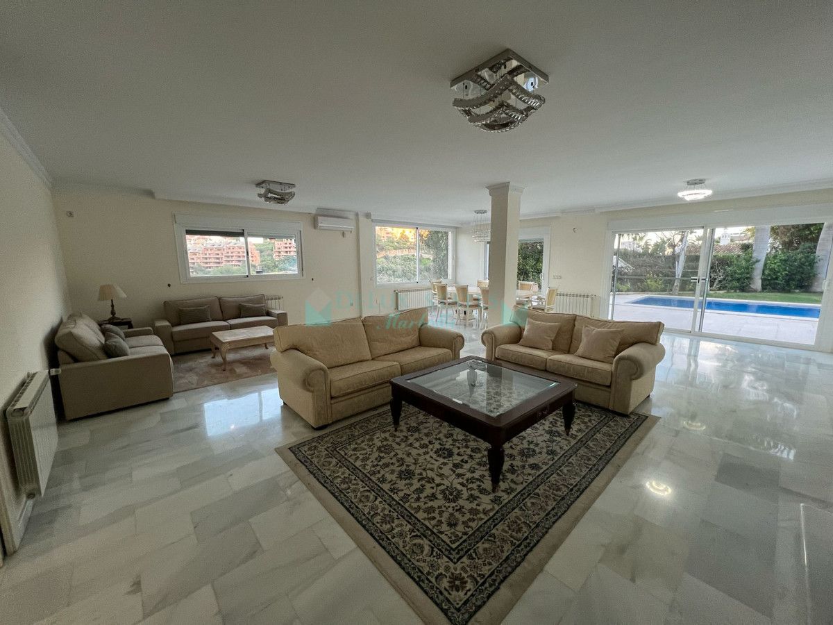 Villa en alquiler en Elviria, Marbella Este