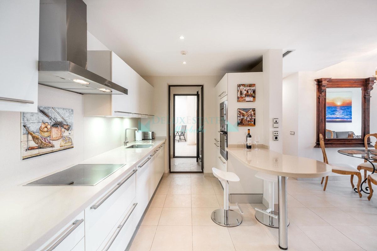 Apartamento en alquiler en Los Altos de los Monteros, Marbella Este