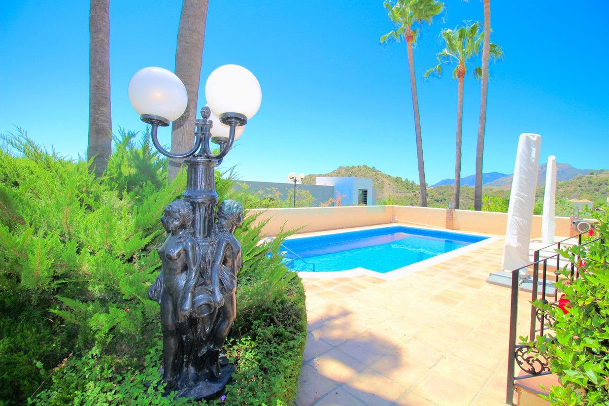 Villa en alquiler en Los Arqueros, Benahavis