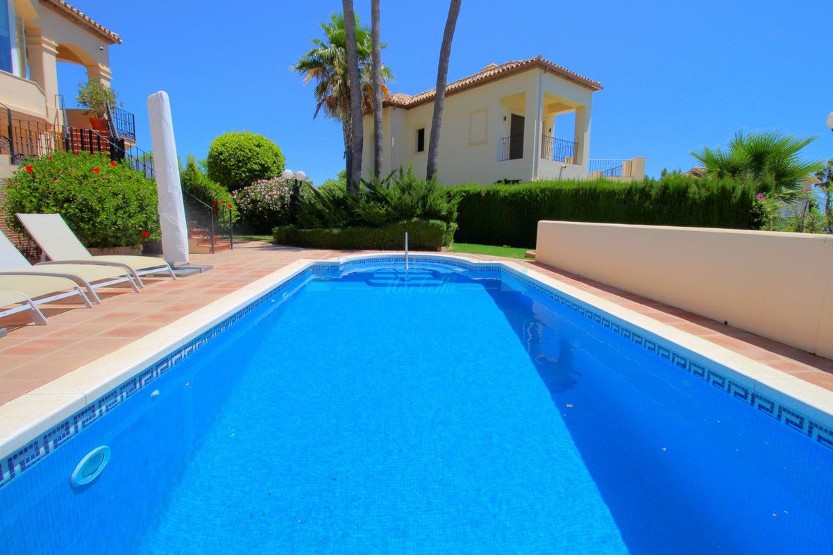 Villa en alquiler en Los Arqueros, Benahavis