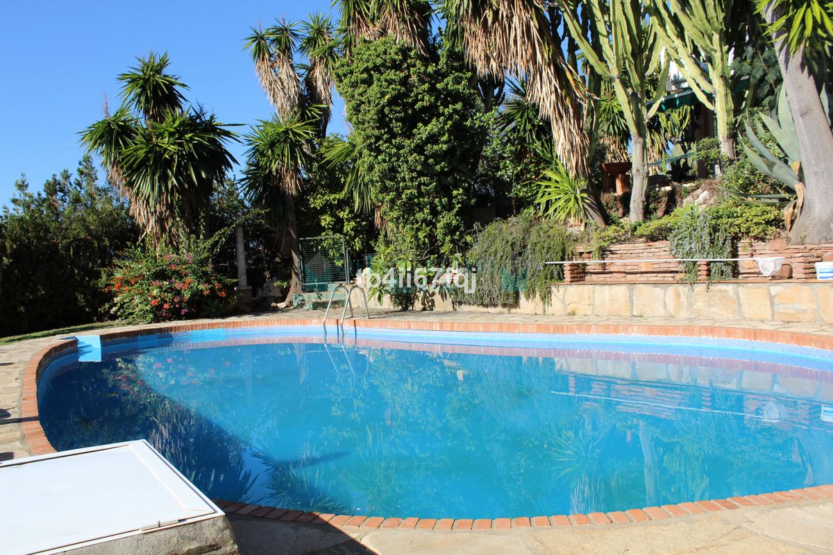 Villa for sale in Atalaya, Estepona