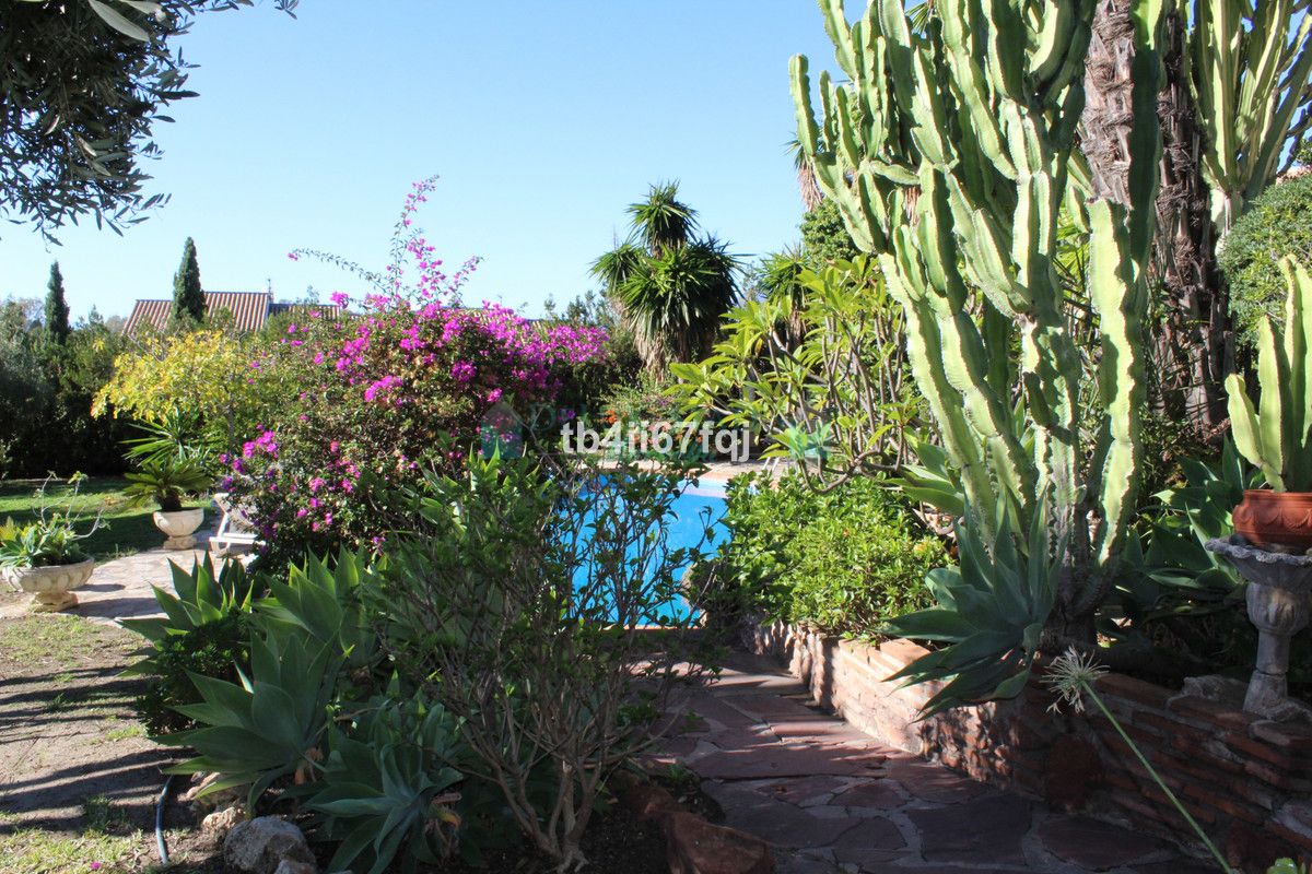 Villa for sale in Atalaya, Estepona