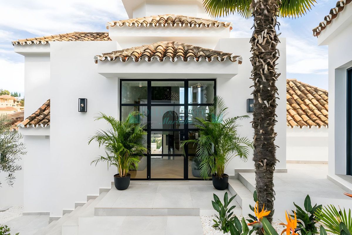 Villa for sale in Nueva Andalucia