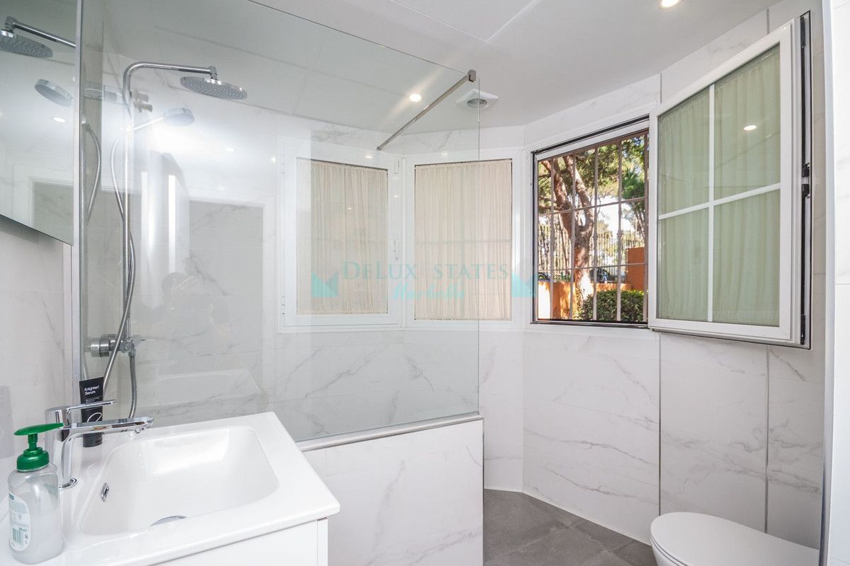 Apartamento Planta Baja en venta en Elviria, Marbella Este