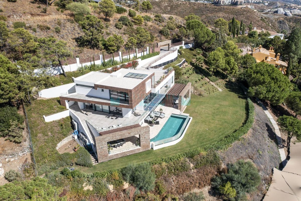 Villa for rent in El Madroñal, Benahavis