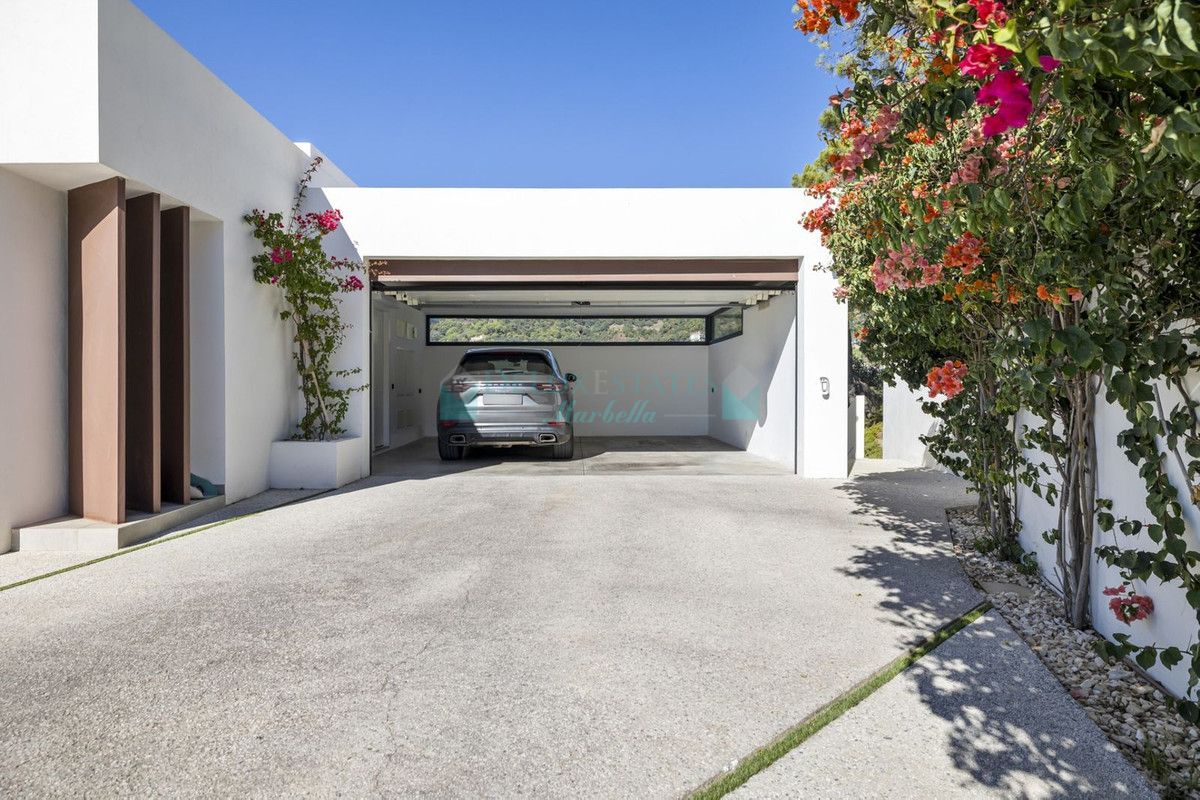 Villa for rent in El Madroñal, Benahavis