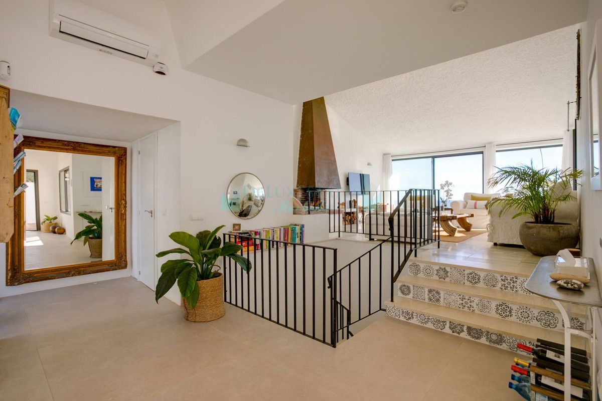 Villa for sale in Estepona