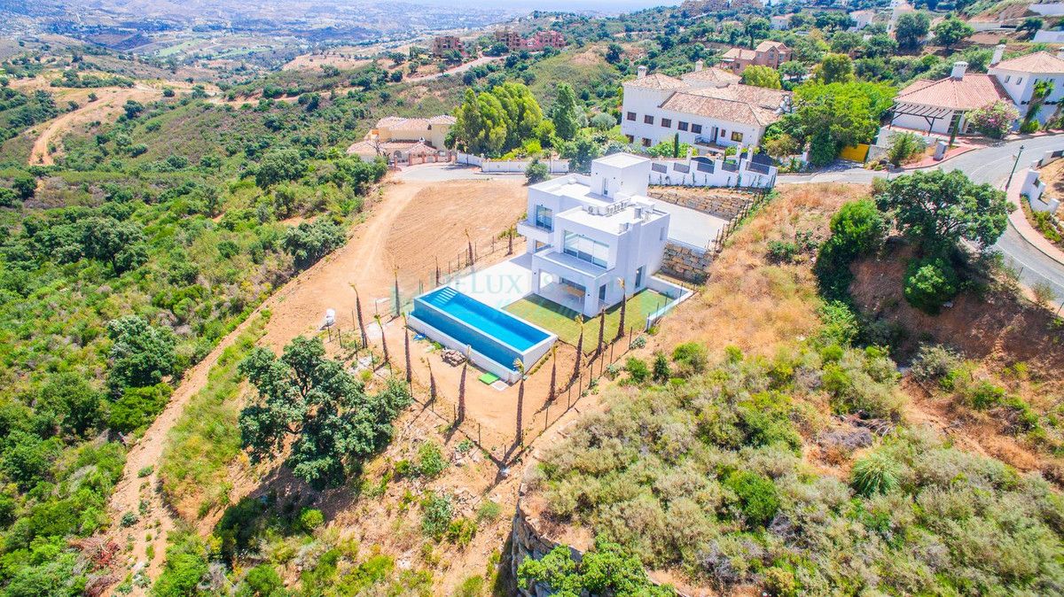 Villa for sale in La Mairena, Marbella East