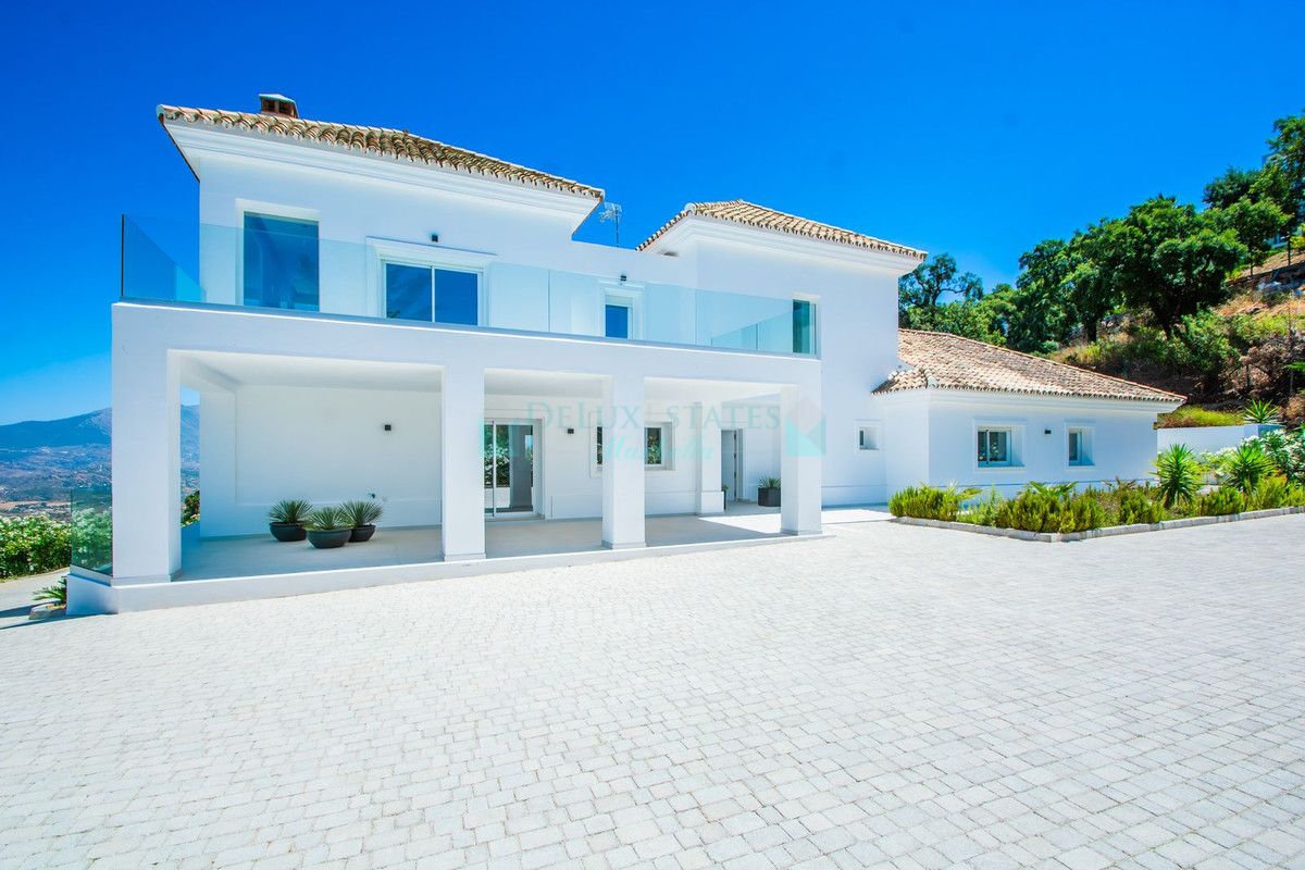 Villa for sale in La Mairena, Marbella East