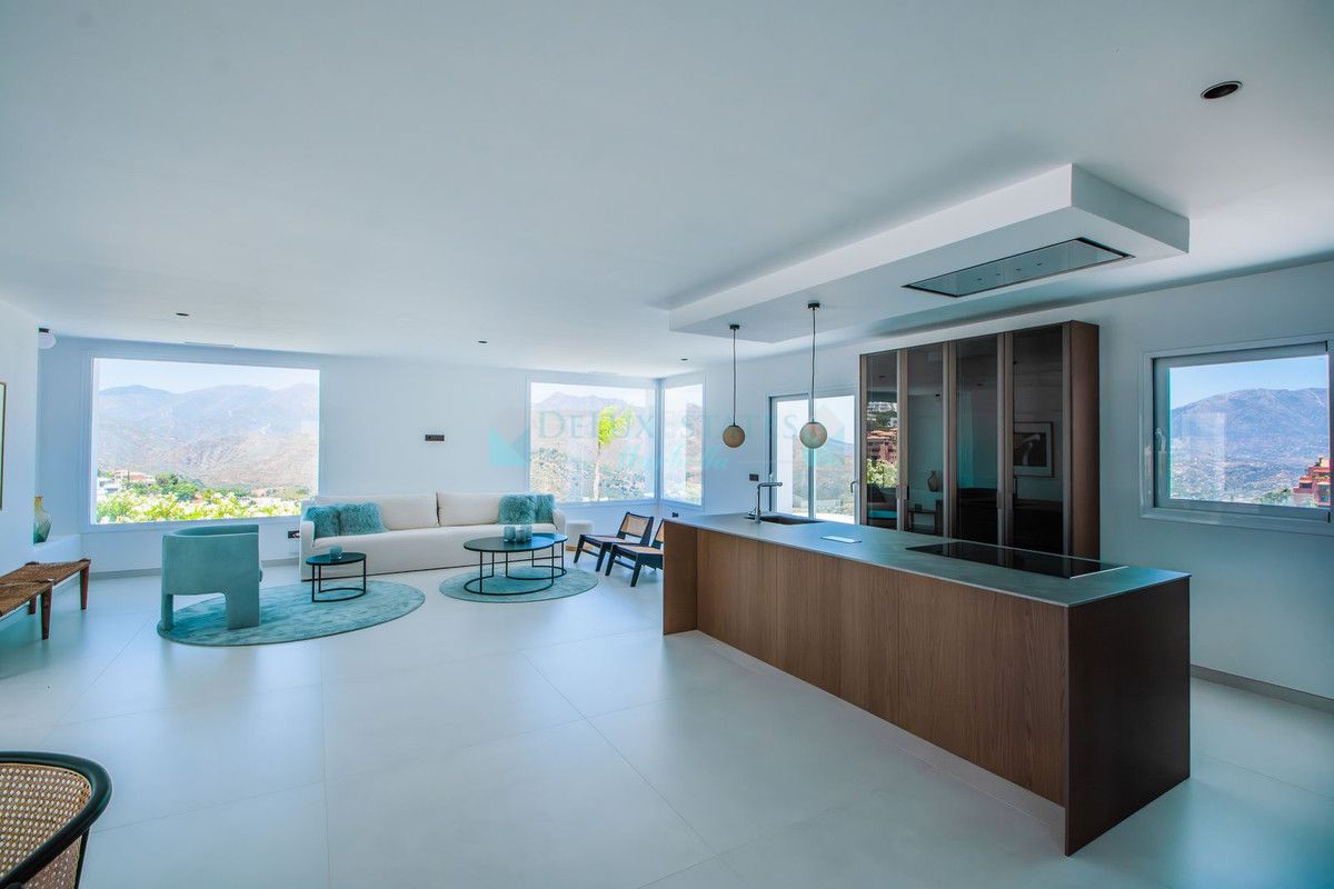 Villa for sale in La Mairena, Marbella East