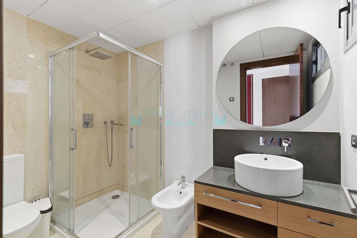 Apartamento en venta en Los Arqueros, Benahavis