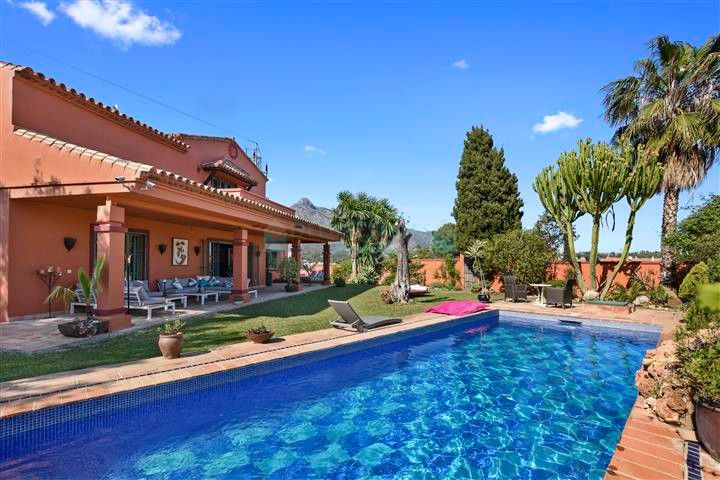 Villa for sale in Nueva Andalucia