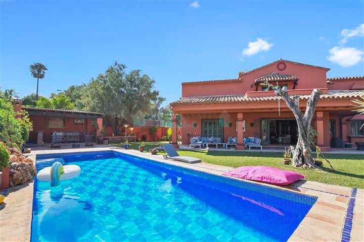 Villa for sale in Nueva Andalucia