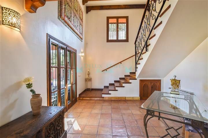 Villa for sale in Nueva Andalucia