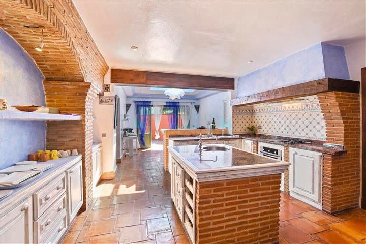 Villa for sale in Nueva Andalucia