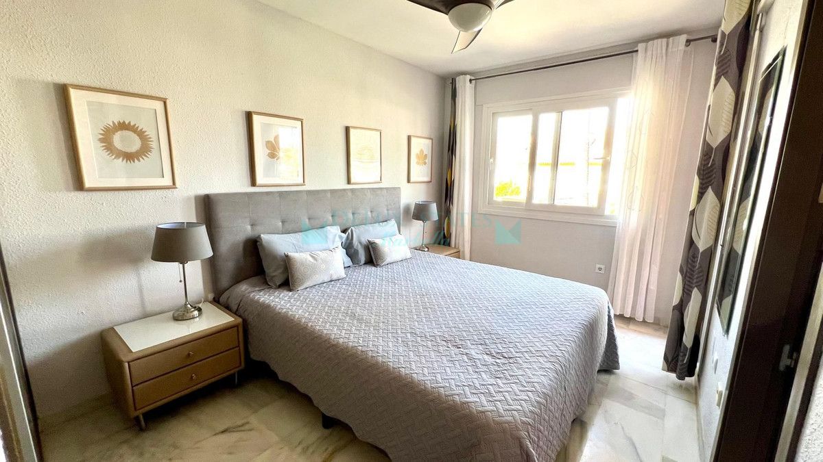 Villa Pareada en venta en Atalaya, Estepona