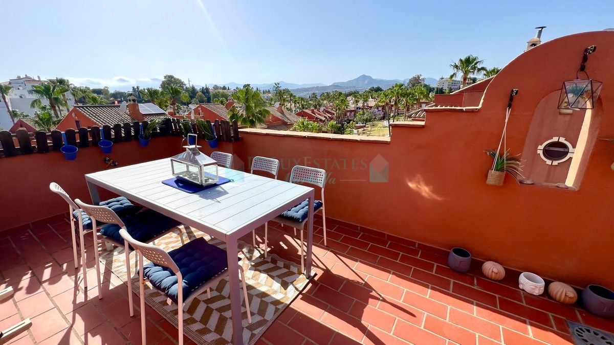 Villa Pareada en venta en Atalaya, Estepona