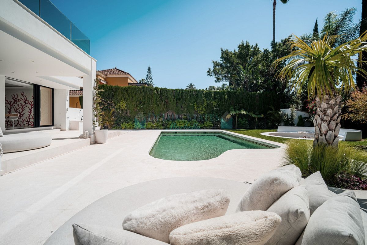 Villa for sale in Nueva Andalucia