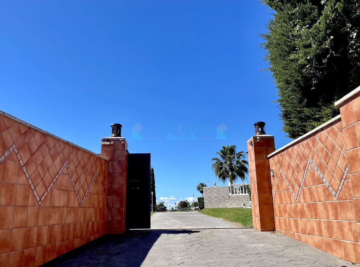 Villa for sale in El Padron, Estepona