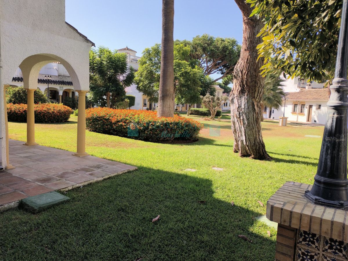 Villa Pareada en venta en Elviria, Marbella Este
