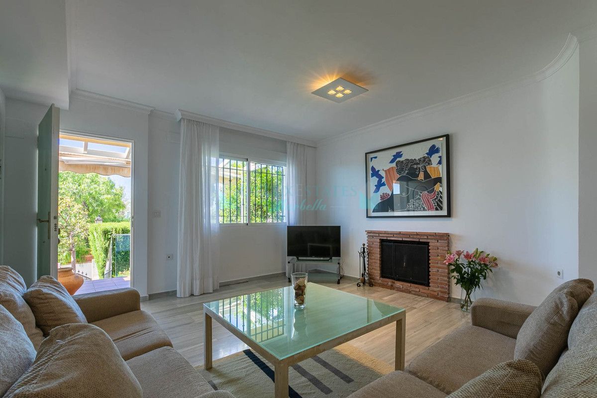 Villa Pareada en venta en Costabella, Marbella Este