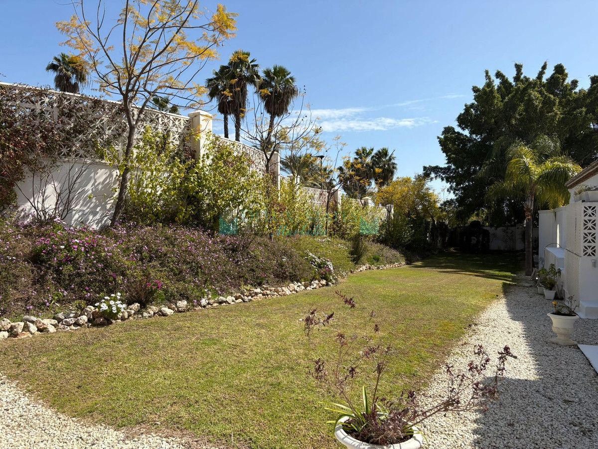 Villa en alquiler en El Paraiso, Estepona