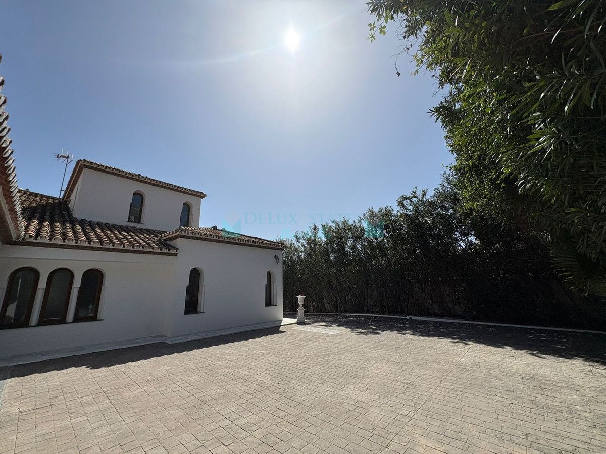Villa en alquiler en El Paraiso, Estepona