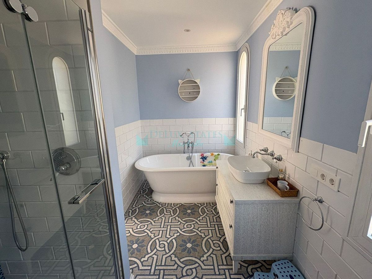 Villa en alquiler en El Paraiso, Estepona