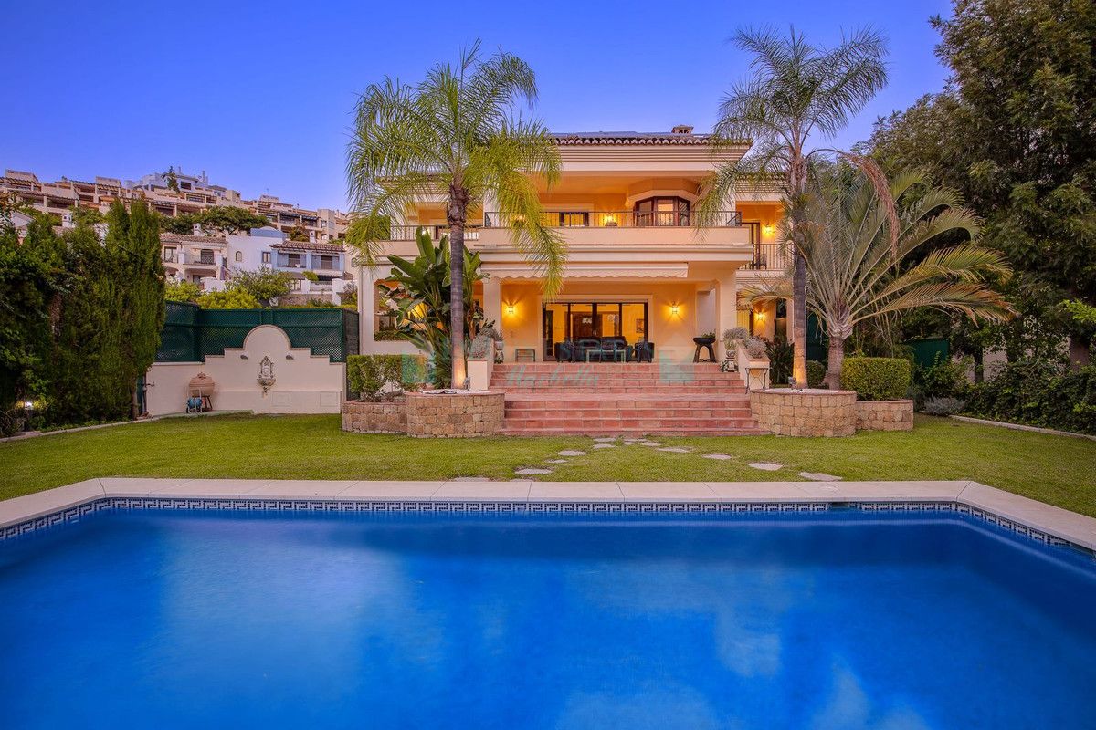 Villa for sale in Benahavis