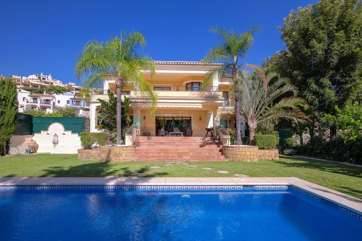 Villa for sale in Benahavis