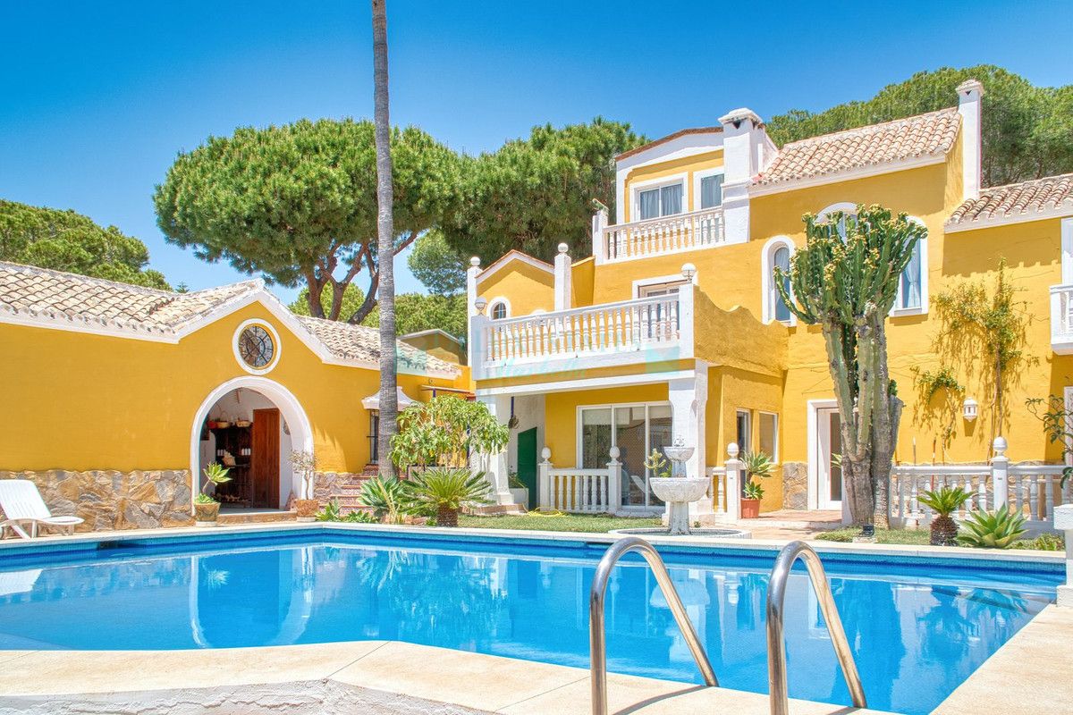 Villa for sale in Hacienda las Chapas, Marbella East