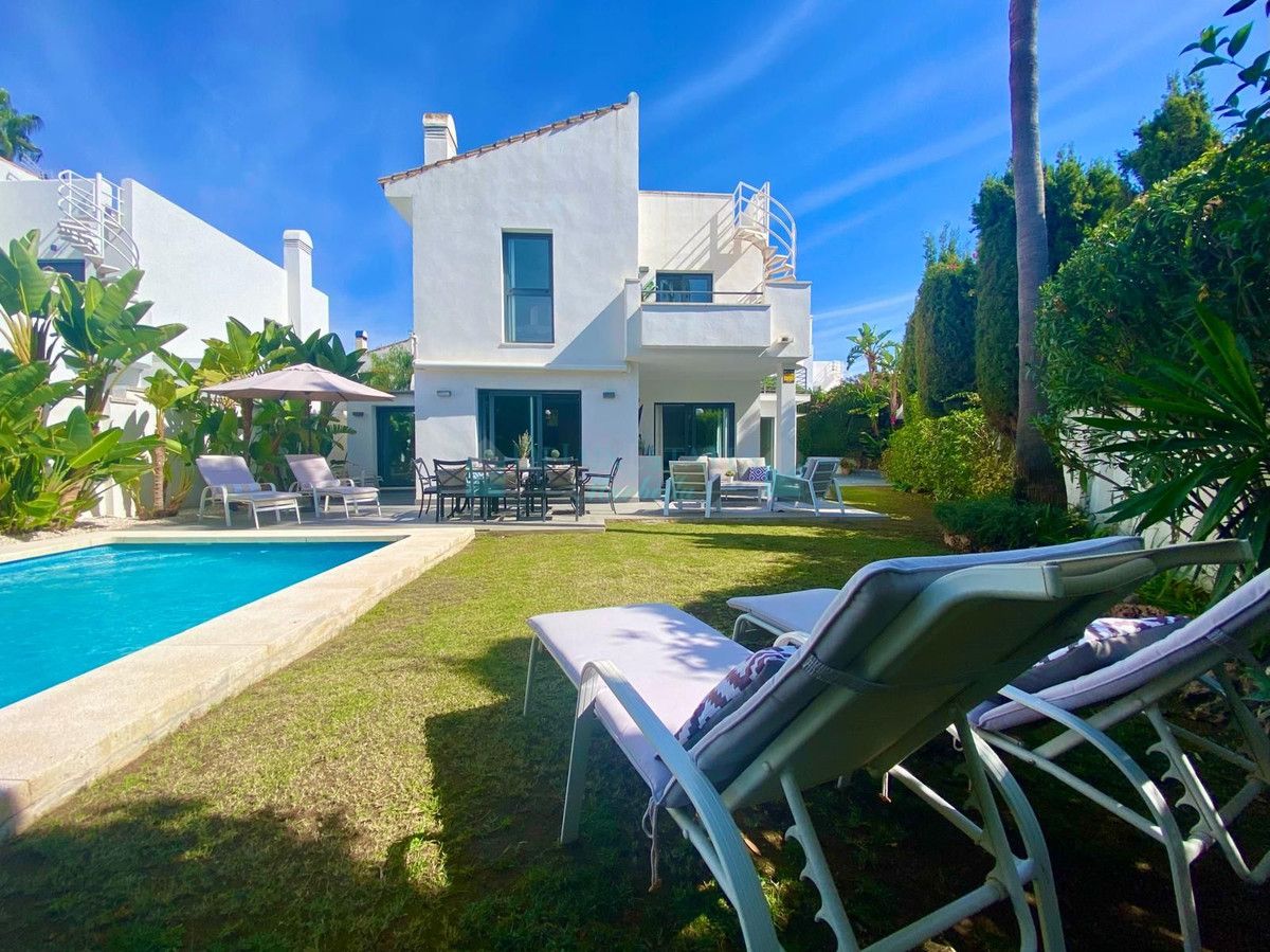 Villa en venta en Atalaya, Estepona