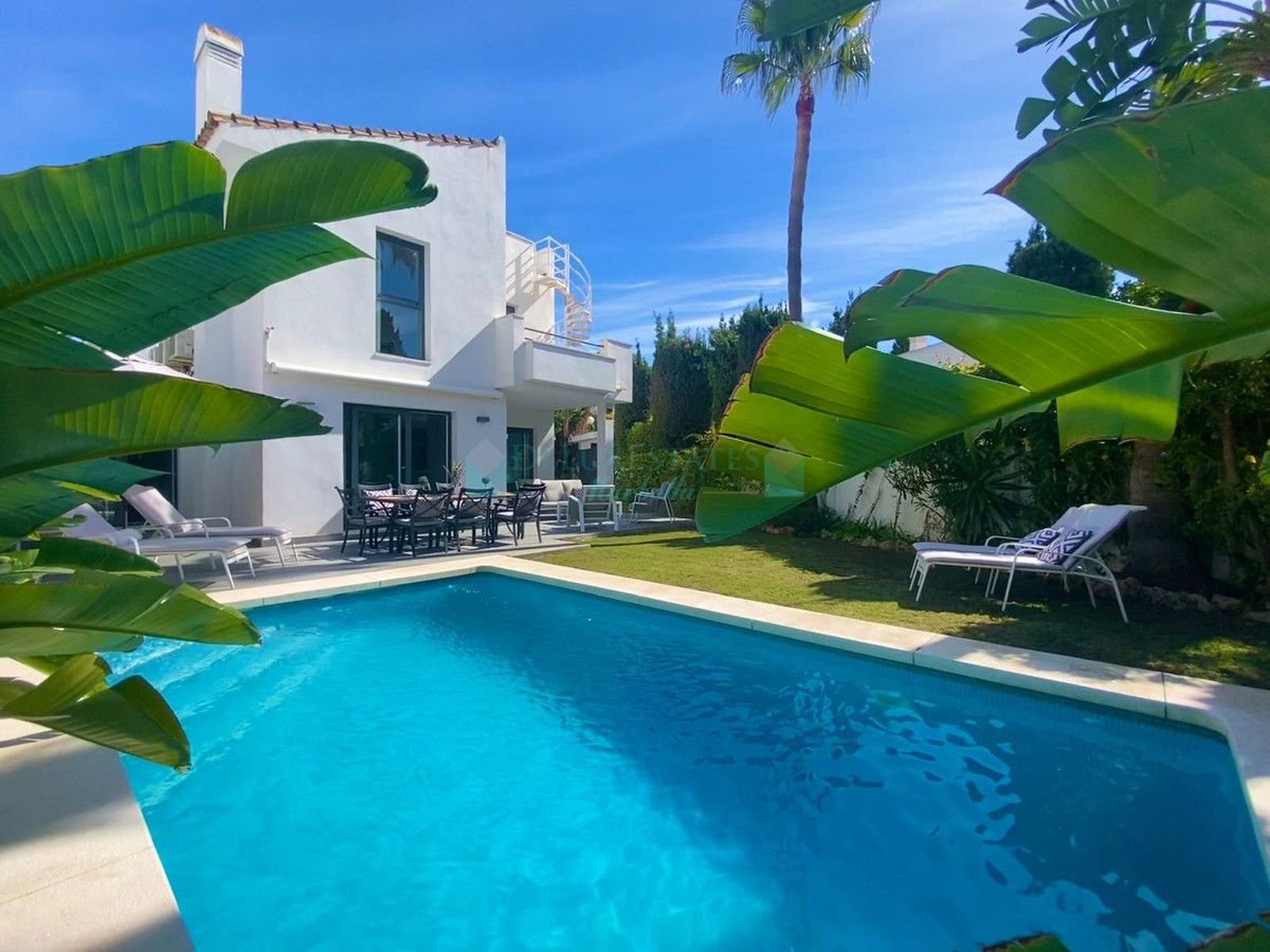 Villa for sale in Atalaya, Estepona