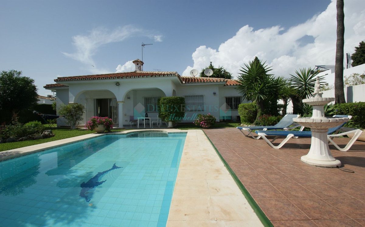 Villa for sale in Nueva Andalucia