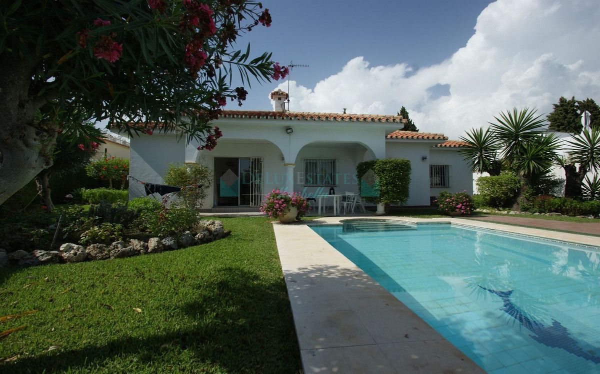 Villa for sale in Nueva Andalucia