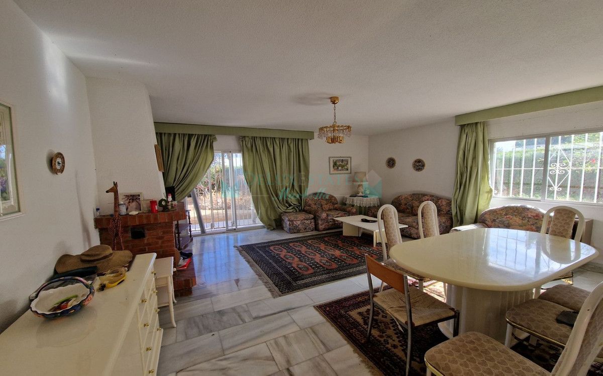 Villa for sale in Nueva Andalucia