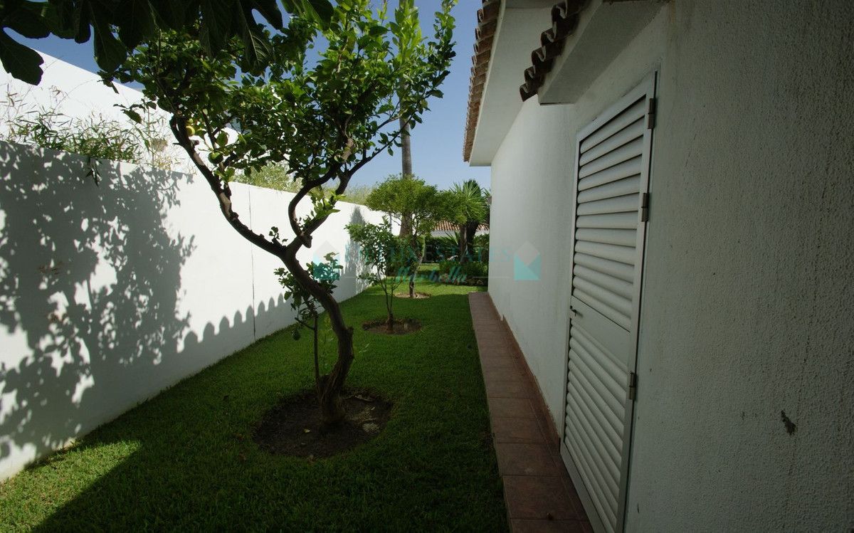 Villa for sale in Nueva Andalucia