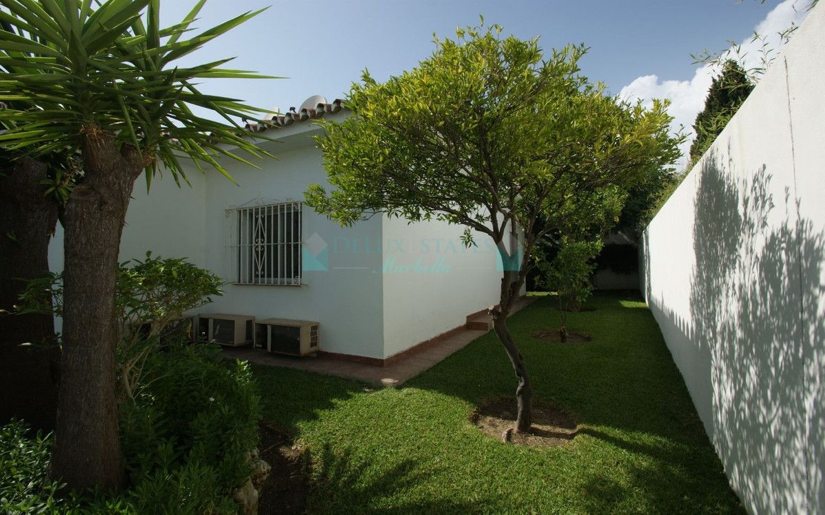 Villa for sale in Nueva Andalucia