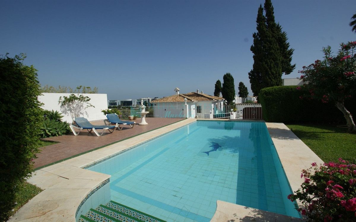 Villa for sale in Nueva Andalucia