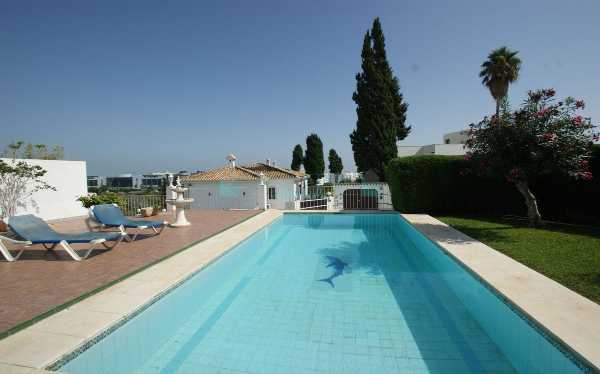 Villa for sale in Nueva Andalucia